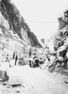 Graafmachines aan het werk in een marmergroeve in de Apuane Alpen, Toscane door A. Corsini