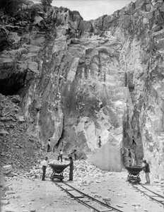 Gravers aan het werk in een marmergroeve in de Apuane Alpen, in Toscane (zwart-wit foto) door A. Corsini