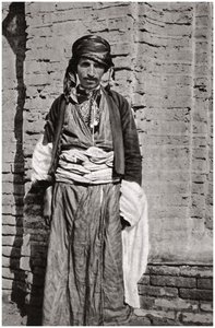 Een Koerdische stamgenoot uit Zuid-Koerdistan, Irak, 1925 door A. Kerim