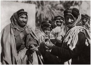 Een sjeik geniet van de beroemde Arabische koffie, Irak, 1925 door A. Kerim