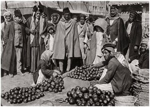 Fruitmarkt in Bagdad, Irak, 1925 door A. Kerim