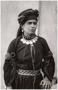 Koerdische dame in haar beste kostuum, Irak, 1925 door A. Kerim