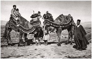 Pelgrims met hun kamelen op weg naar Karbala, Irak, 1925 door A. Kerim