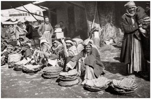 Suq El Khubur, een inheemse broodmarkt, Bagdad, Irak, 1925 door A. Kerim