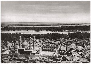 De Kadhimiya, de heilige stad nabij Bagdad, vanuit een vliegtuig, Irak, 1925 door A. Kerim