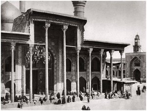 De toegangspoort van de Kadimain-moskee die leidt naar het graf van de Imam Moosa Al Kadim