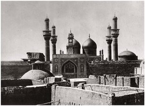 De gouden koepels en minaretten van de al-Kadhimiya Moskee, Bagdad, Irak, 1925 door A. Kerim