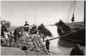 Lading lossen van een boot, Muhaila, Bagdad, Irak, 1925 door A. Kerim
