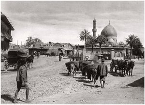 Uitzicht op een straat vanaf de Noordpoort, Bagdad, Irak door A. Kerim
