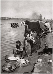 Wasvrouwen aan de oevers van de Tigris, Bagdad, Irak, 1925 door A. Kerim