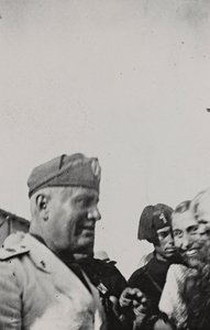 Album "Duce": Benito Mussolini tijdens een officieel bezoek in Sicilië door A. Scarlata