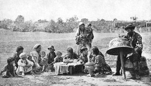 Zigeuners repareren een familieketel, Hongarije