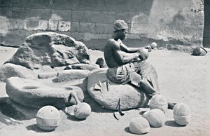 Een Yoruba-man graveert kleischalen en waterkruiken, Lagos binnenland, Zuid-Nigeria, 1912 door A. W. Gelston