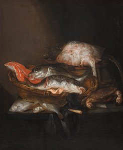 Nederlands: Visstilleven Stilleven met een rog op een ton, een zalmmoot, een snoekbaars en een koolvis in een mand, met bot, een mes en een krab op een gedrapeerde tafel