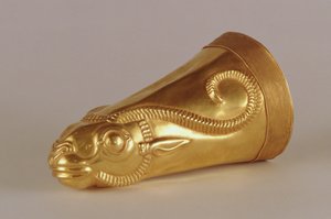 Rhyton in de vorm van een gazellenkop, uit Hamadan, Iran door Achaemenid