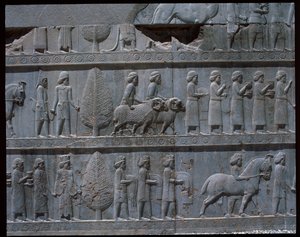 Uitzicht op de reliëfs van de oostelijke trappen door Achaemenid