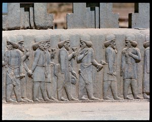 Uitzicht op de reliëfs van de noordelijke trappen door Achaemenid