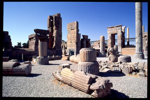 Uitzicht op de westelijke ingang van de Zaal van Honderd Zuilen door Achaemenid