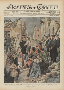 In de haven van Reggio Calabria, de koning tilt een kind op en troost het terwijl enkele knielende moeders om hulp vragen