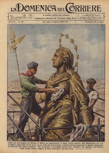 Op de hoogste torenspits van de Dom van Milaan is een steiger rond de Madonnina gebouwd