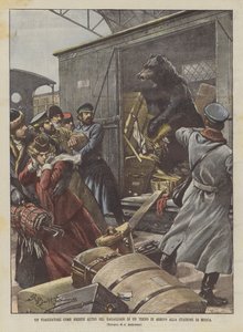 Een reiziger als geen ander in de bagageruimte van een trein die aankomt op het station van Moskou door Achille Beltrame