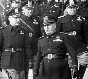Mussolini bij een militaire parade