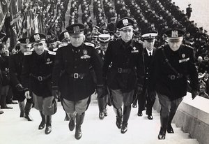 Mussolini bij een militaire parade