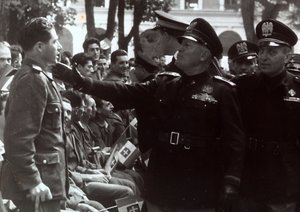 Mussolini groet een soldaat