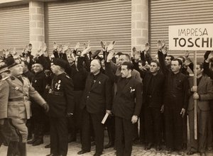 De bouwvakkers van het bedrijf Mauro Toschi fu Ulisse, groeten de Duce Benito Mussolini tijdens de Inhuldiging van de gebouwen van het Koninklijk Vliegveld 
