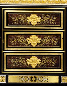 Detail van een Late Louis XVI ormolu-gemonteerde boulle marqueterie zijcabinet door Adam (attr. to) Weisweiler