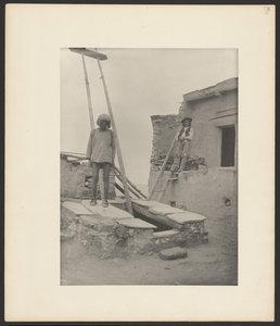 Oude man bij ingang van Kiva, Walpi door Adam Clark “A. C.” Vroman