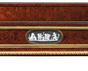 Late Louis XVI ormolu en cameo-gemonteerde burr yew hout en mahonie tafel travailleuse