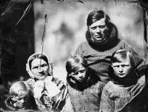 Deense ambtenaar (Hans Elberg) en familie door Admiral Edward Augustus Inglefield