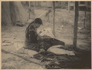[Vrouw van de Meskwaki Natie bezig met kralenwerk].
