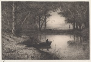 Een visser in een bebost meer bij avond