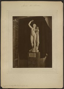 [Sappho roept de goden aan om haar te inspireren, door Pradier / Musée du Louvre] door Adolphe Braun