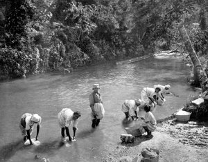Vrouwen die kleding wassen in de rivier, Port Antonio, Jamaica, ca. 1905