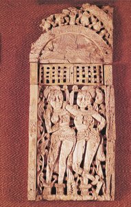 Gesneden Indiase plaquette met twee vrouwelijke figuren onder een torana, uit Begram, Afghanistan, 1e-2e eeuw