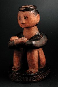 Zittende figuur van een man met een hoofdring, Tsonga, Mozambique, eind 19e eeuw door African