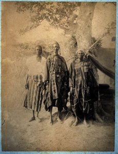 Drie Senegalese mannen in traditionele kleding (zwart-wit foto) door African