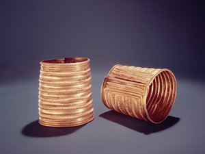 Paar armbanden, uit Derrinboy, County Offaly, Midden Bronstijd door Age Bronze