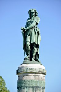 Kolossaal standbeeld van Vercingetorix (72-46 v.Chr.), Gallische leider - Beeldhouwwerk van Millet Aime (1819-1891) 6,60 m hoog opgericht in 1865 op het westelijke deel van Mont Auxois (basis 7 m hoog door Viollet Le Duc) Alise Sainte Reine 1865 door Aime Millet