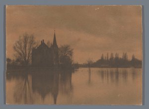 Gezicht op een landhuis of klein kasteel aan het water, Nederland door Alb. Kapteijn (attributed to)