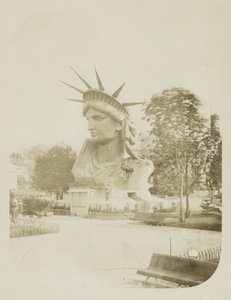 Hoofd van het Vrijheidsbeeld tentoongesteld in een park in Parijs, 1883