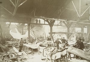 Mannen in een werkplaats die koperen platen hameren voor de bouw van het Vrijheidsbeeld, 1883