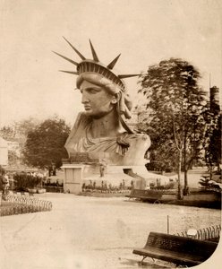 Het hoofd van het Vrijheidsbeeld tentoongesteld in Parijs, 1883