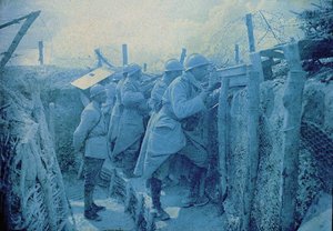 Een Franse luisterpost: soldaten in een loopgraaf aan het westfront, Frankrijk, 1916