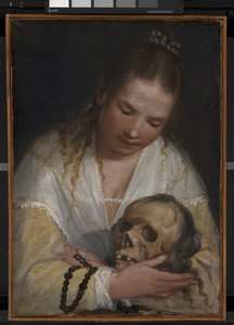 Een jonge vrouw die een schedel overpeinst