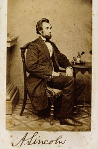 Een gesigneerde carte-de-visite foto van Abraham Lincoln door Alexander Gardner