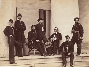 Brigadegeneraal Gustavus A. DeRussy en staf op de trappen van Arlington House, Arlington..., mei 1864 door Alexander Gardner
